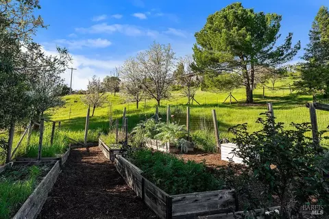 Exterior - 23121 Vineyard Rd, Geyserville, CA 95441 photo 12 of 15