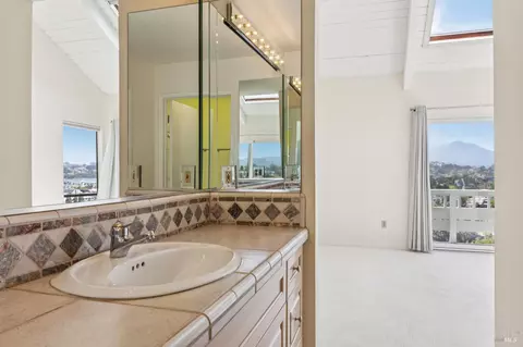 Bath - 51 Marin Ave, Sausalito, CA 94965 photo 4 of 4