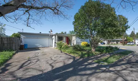 141 Hillview Dr, Cloverdale, CA 95425