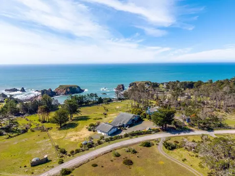 46701 Iversen Dr, Gualala, CA 95445