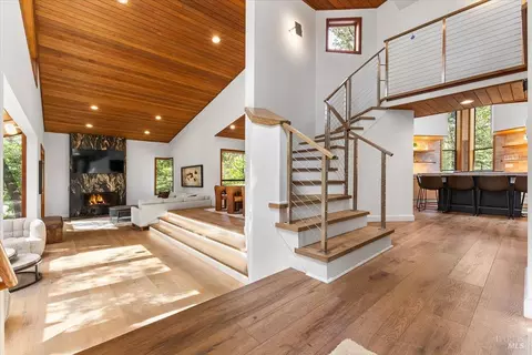 2656 Knob Hill Dr, Santa Rosa, CA 95404