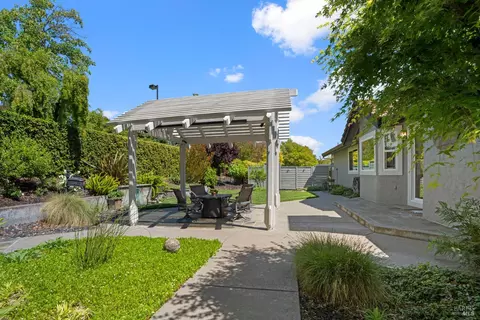 Exterior - 2236 Silver Fox Cir, Fairfield, CA 94534 photo 7 of 11