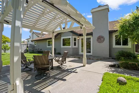 Exterior - 2236 Silver Fox Cir, Fairfield, CA 94534 photo 5 of 11