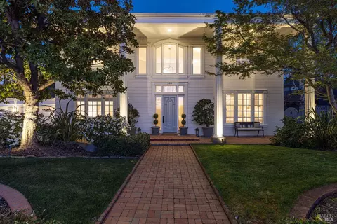 389 Saint Andrews Dr, Napa, CA 94558
