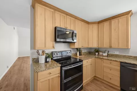 Kitchen - 130 Longview Dr, Vacaville, CA 95687 photo 3 of 10