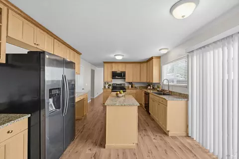 Kitchen - 130 Longview Dr, Vacaville, CA 95687 photo 7 of 10