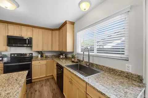 Kitchen - 130 Longview Dr, Vacaville, CA 95687 photo 4 of 10