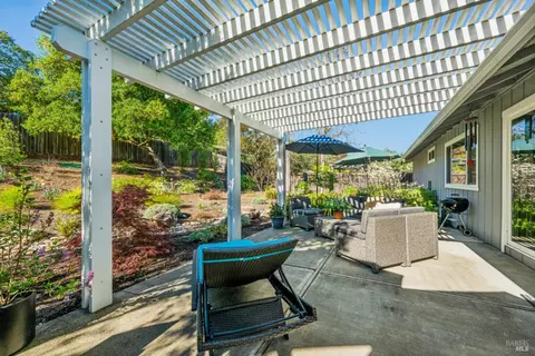 7284 Oakmont Dr, Santa Rosa, CA 95409