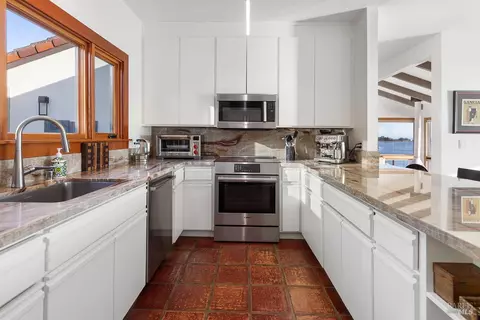 Kitchen - 531 Cliffside Ct, Point Richmond, CA 94801 photo 2 of 3