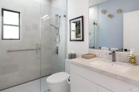 Bath - 531 Cliffside Ct, Point Richmond, CA 94801 photo 2 of 3