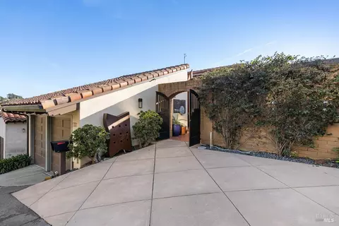 Exterior - 531 Cliffside Ct, Point Richmond, CA 94801 photo 2 of 10