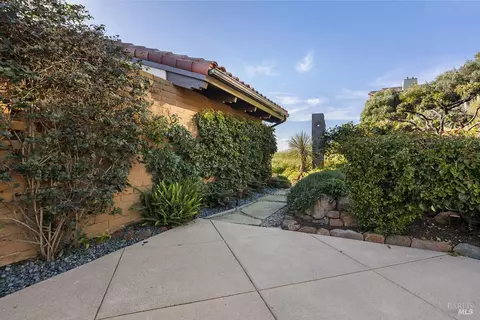 Exterior - 531 Cliffside Ct, Point Richmond, CA 94801 photo 3 of 10