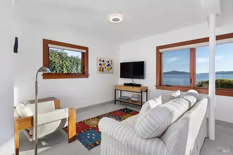 Living - 531 Cliffside Ct, Point Richmond, CA 94801 photo 3 of 5