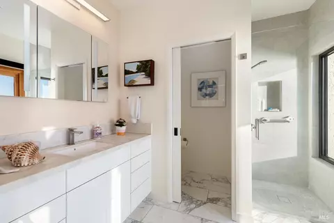 Bath - 531 Cliffside Ct, Point Richmond, CA 94801 photo 1 of 3