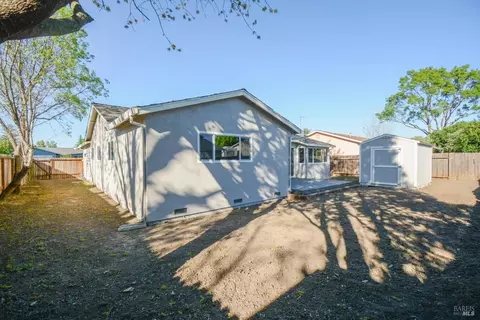 Exterior - 905 W F St, Dixon, CA 95620 photo 8 of 9