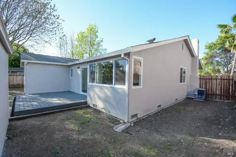 Exterior - 905 W F St, Dixon, CA 95620 photo 5 of 9