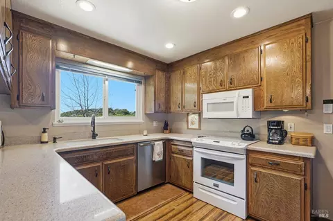 Kitchen - 11850 Brooks Rd, Windsor, CA 95492 photo 2 of 4