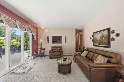 Living - 11850 Brooks Rd, Windsor, CA 95492 photo 2 of 5
