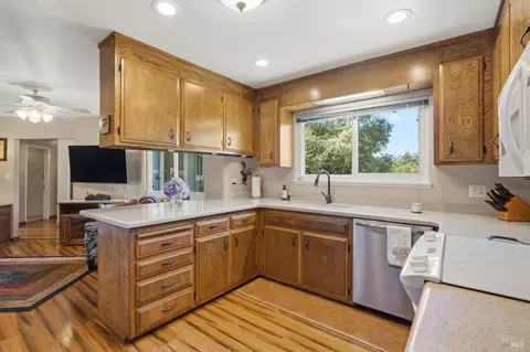 Kitchen - 11850 Brooks Rd, Windsor, CA 95492 photo 4 of 4