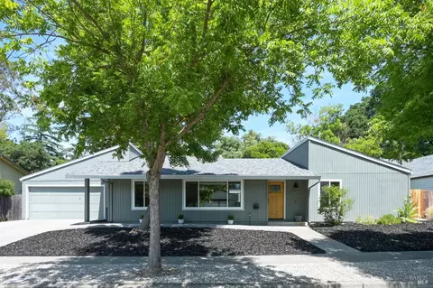 1821 Sherwood Ct, Santa Rosa, CA 95405