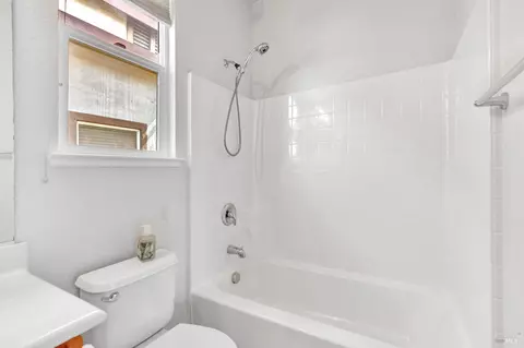 Bath - 1241 Valley Glen Dr, Dixon, CA 95620 photo 5 of 9