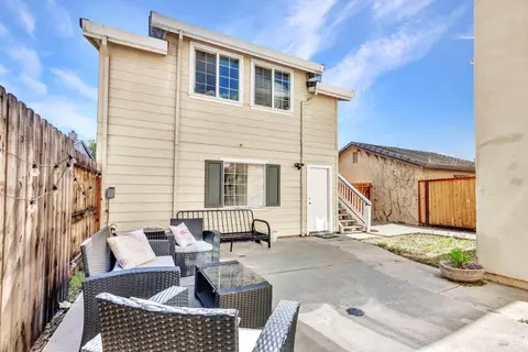 Exterior - 1241 Valley Glen Dr, Dixon, CA 95620 photo 4 of 5