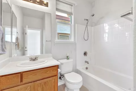 Bath - 1241 Valley Glen Dr, Dixon, CA 95620 photo 4 of 9