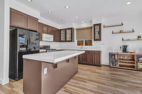 Kitchen - 1241 Valley Glen Dr, Dixon, CA 95620 photo 3 of 5