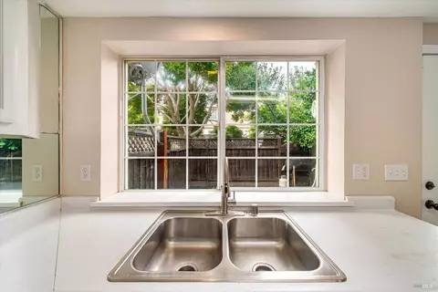 Kitchen - 624 Daniels Ave, Vallejo, CA 94590 photo 4 of 4