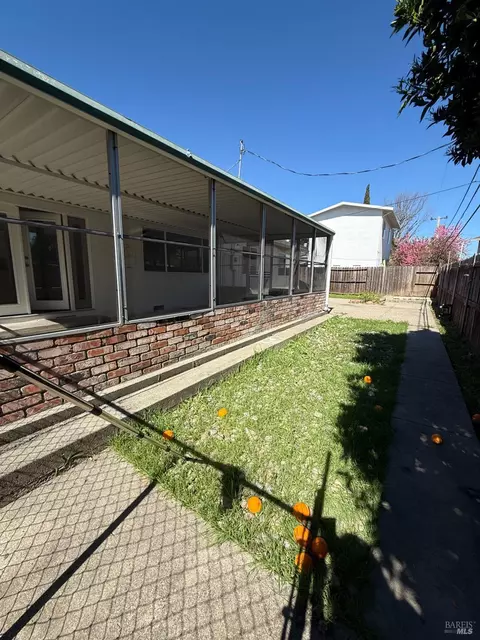 Exterior - 1700 Hemlock St, Fairfield, CA 94533 photo 4 of 8