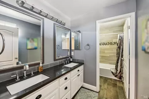 Bath - 2035 Rehrmann Dr, Dixon, CA 95620 photo 3 of 7