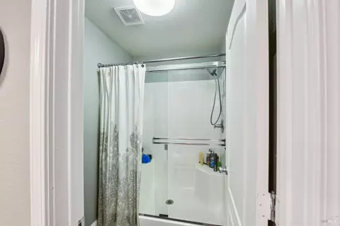 Bath - 2035 Rehrmann Dr, Dixon, CA 95620 photo 2 of 7