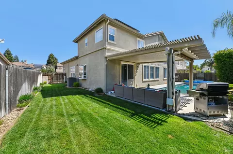 Exterior - 2035 Rehrmann Dr, Dixon, CA 95620 photo 6 of 8