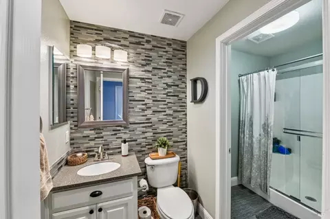 Bath - 2035 Rehrmann Dr, Dixon, CA 95620 photo 1 of 7