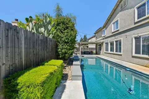 Exterior - 2035 Rehrmann Dr, Dixon, CA 95620 photo 5 of 8