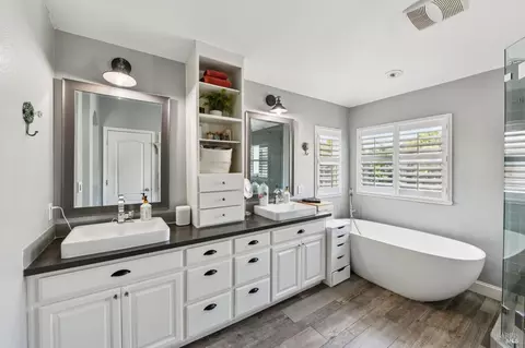 Bath - 2035 Rehrmann Dr, Dixon, CA 95620 photo 6 of 7