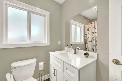 Bath - 527 Mclaughlin St, Richmond, CA 94805 photo 2 of 5