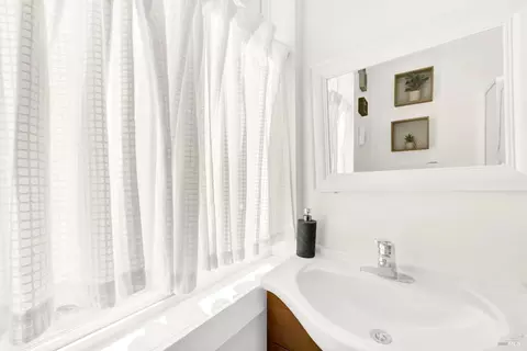 Bath - 527 Mclaughlin St, Richmond, CA 94805 photo 5 of 5