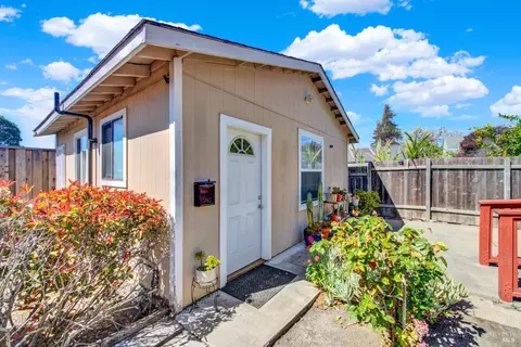 Exterior - 527 Mclaughlin St, Richmond, CA 94805 photo 13 of 14