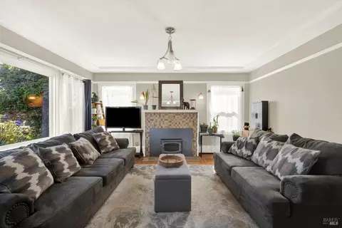 Living - 527 Mclaughlin St, Richmond, CA 94805 photo 2 of 7