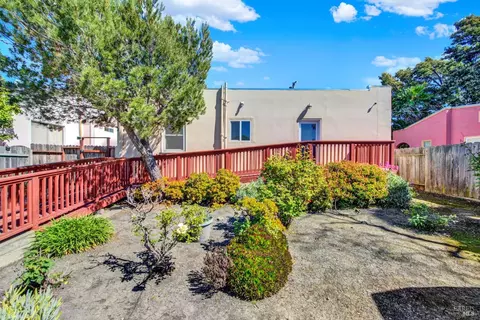 Exterior - 527 Mclaughlin St, Richmond, CA 94805 photo 4 of 14