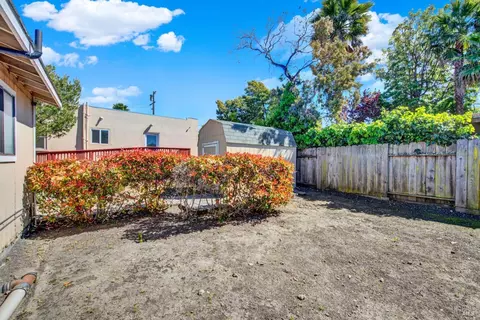 Exterior - 527 Mclaughlin St, Richmond, CA 94805 photo 8 of 14