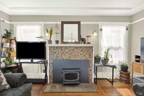 Living - 527 Mclaughlin St, Richmond, CA 94805 photo 3 of 7