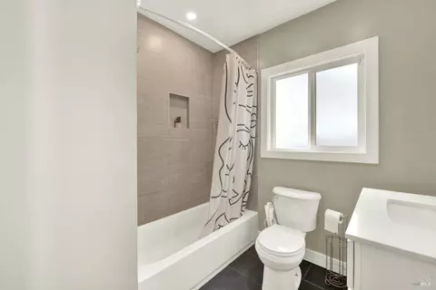Bath - 527 Mclaughlin St, Richmond, CA 94805 photo 1 of 5