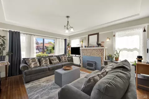 Living - 527 Mclaughlin St, Richmond, CA 94805 photo 1 of 7