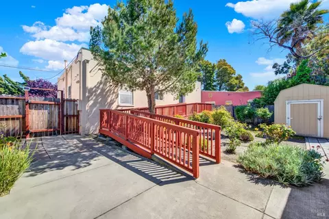 Exterior - 527 Mclaughlin St, Richmond, CA 94805 photo 5 of 14