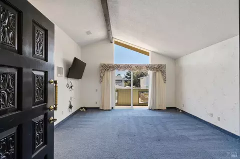 Living - 116 Silverview Ct, Vallejo, CA 94591 photo 11 of 12