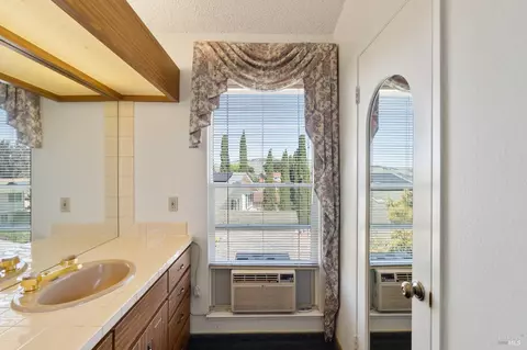 Bath - 116 Silverview Ct, Vallejo, CA 94591 photo 1 of 6