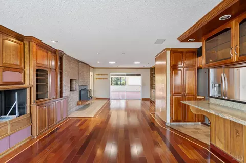 Living - 116 Silverview Ct, Vallejo, CA 94591 photo 4 of 12