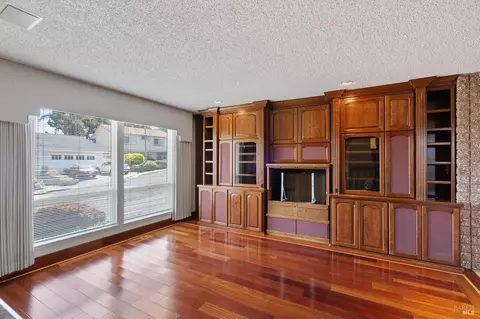 Living - 116 Silverview Ct, Vallejo, CA 94591 photo 2 of 12